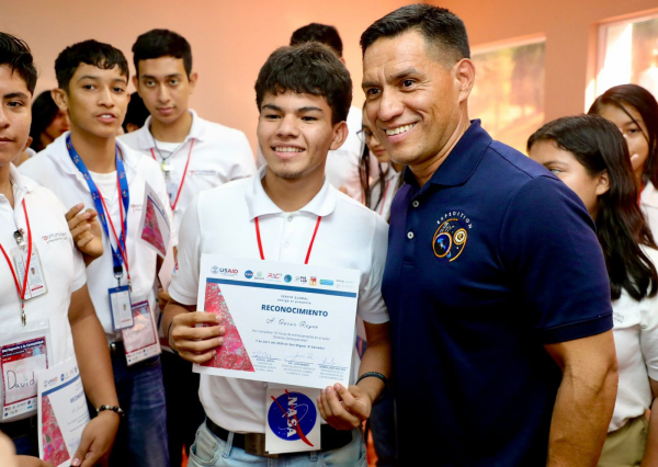 El astronauta de la NASA Frank Rubio se reúne con jóvenes talentosos en El Salvador