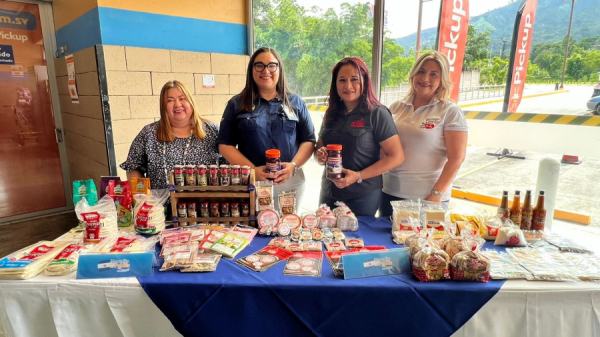 Walmart holds small market to promote salvadoran SME products