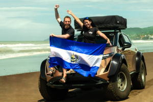 Chris y Julie Ramsey llegan El Salvador como parte de su expedición Polo a Polo, a bordo de un Nissan Ariya