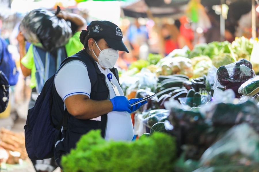 Defensoría del Consumidor realizó la verificación de precios de frutas y verduras en el mercado La Tiendona