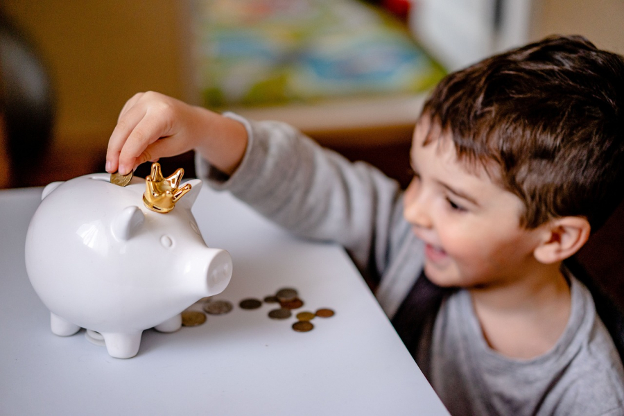 4 actividades cotidianas que enseñar a los niños sobre el dinero