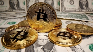 ¿Cuáles son las implicaciones de la adopción del Bitcoin como moneda de curso legal y su relación con los impuestos?