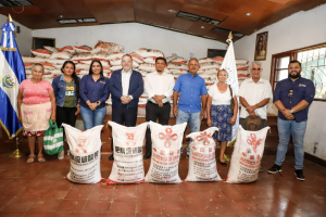 MAG delivers fertilizers to wetland producers in Suchitoto