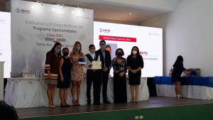 Fundación Gloria Kriete in alliance with USAID graduates and provides scholarships to 54 young people of the Programa Oportunidades Santa Ana