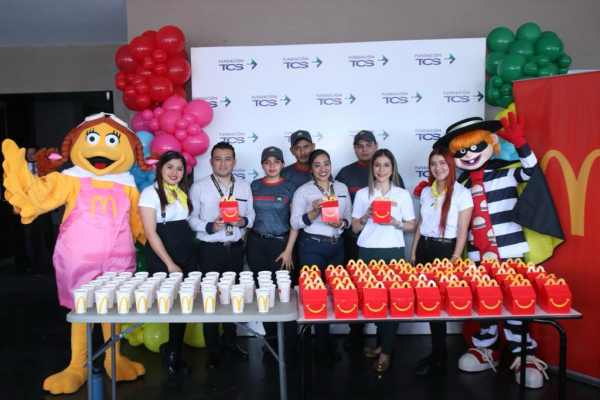 McDonald’s se suma un año más donando juguetes a la Fundación TCS para ser entregados en ¨Juguetes Por Sonrisa¨