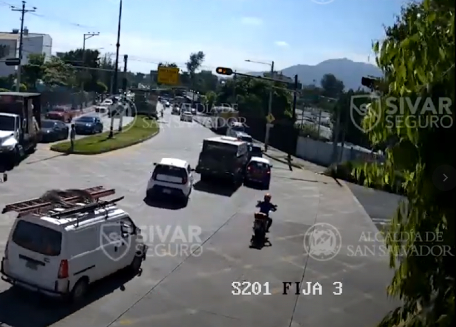 Las cámaras de Sivar Seguro captar choque entre dos vehículos