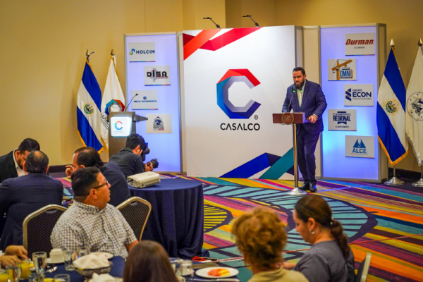 Alcalde Mario Durán recibe reconocimiento por sus aportes al sector construcción