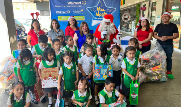 Walmart delivers toys to salvadoran children