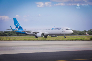 Aerolinea canadiese Air Transat inauguró operaciones en El Salvador