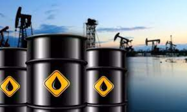 El petróleo en ligera baja golpeado por inflación en EE.UU. y Opep+