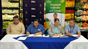 Walmart y la ENA firman convenio para beneficiar a agricultores