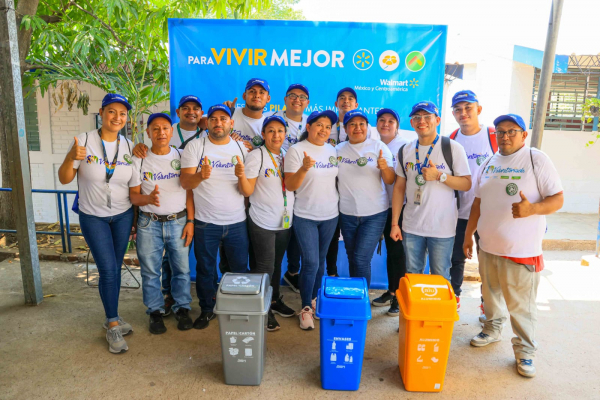 Walmart realiza voluntariado regenerativo en playa El Zonte, La Libertad