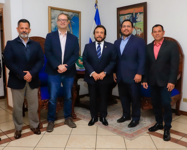Vice President Ulloa holds meeting with businessmen seeking to invest in the country