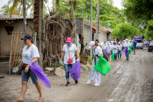 Voluntarios de Holcim limpian playa en el Día Mundial del Medio Ambiente