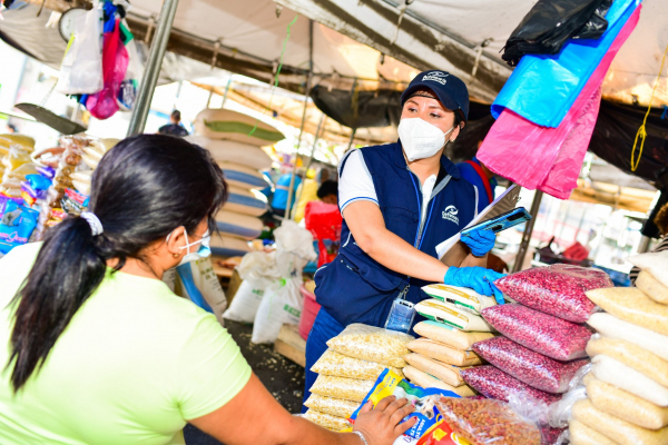 Defensoría del Consumidor verifica precios de alimentos en Zacatecoluca, La Paz