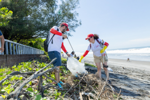CLARO El Salvador realiza jornada de limpieza en Playa Amatecampo 