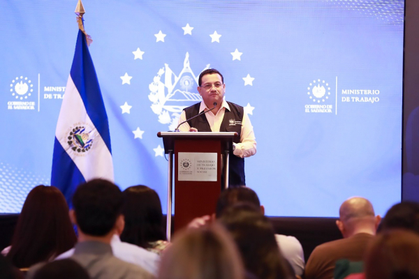 El Salvador anuncia salida de un nuevo contingente de trabajadores hacia Canadá