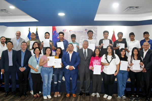 The Fundación Reimaginar and the CCSA award 30 scholarships