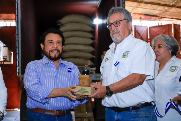 El Salvador announced the export of the first container of salvadoran coffee to the U.S.